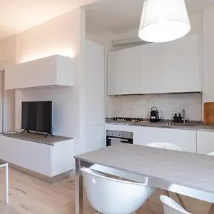 Appartamento New apartment close to Navigli - IULM - Ponti, Milano